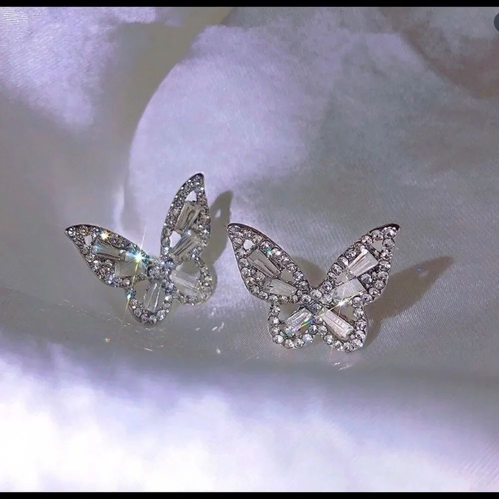 ✨ Betsey Johnson Sparkling Silver & rhinestone crystal butterfly earrings ✨
